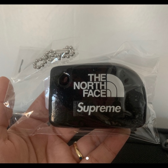 Supreme key chain - Picture 2 of 2